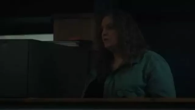 Blouson aviateur en sergé SO® junior porté par Stout (Melissa Gilleece) tel qu’on le voit dans Mayor of Kingstown (S03E09)