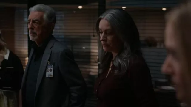 L’Agence Sterling Pull à col ouvert porté par Emily Prentiss (Paget Brewster) comme on le voit dans Esprits criminels (S18E05)