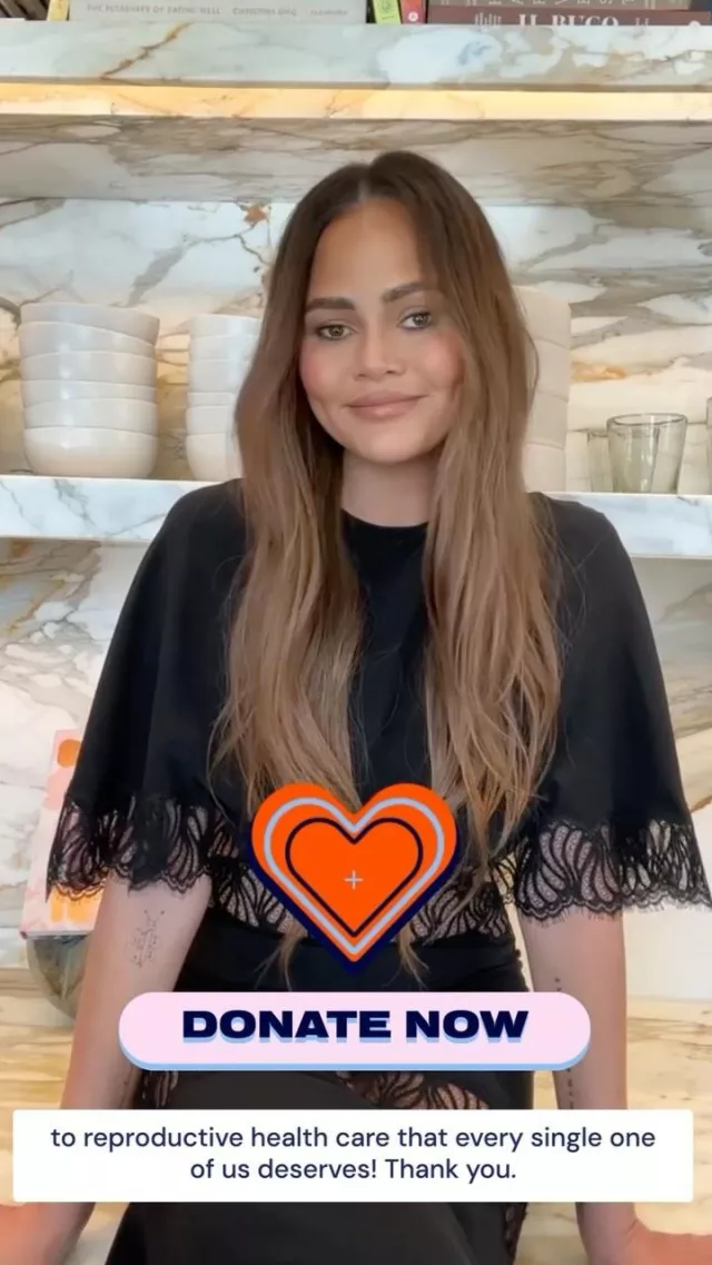 Stella McCartney Robe midi asymétrique en dentelle bordée de dentelle portée par Chrissy Teigen sur son Instagram le 14 août 2024