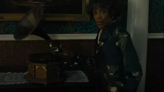 Chemisier en soie Vince porté par Dolly Jean Mayfair (Charlayne Woodard) comme on le voit dans Mayfair Witches (S02E01)
