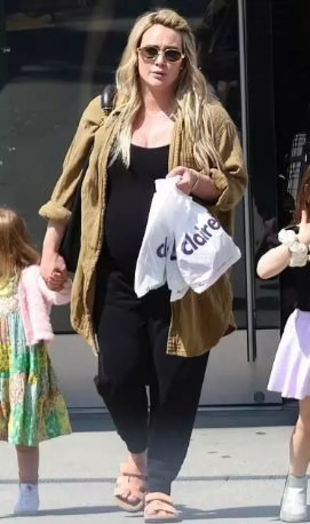 Sandalia Hermès Chypre usada por Hilary Duff en Los Ángeles el 19 de abril de 2024