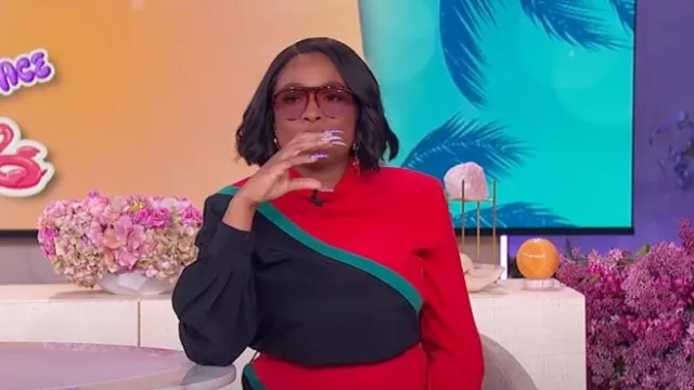 Blouse Gucci en crêpe de Chine de soie color-block portée par Jennifer Hudson, vue lors du défilé Jennifer Hudson le 25 mai 2025