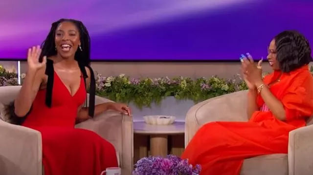Robe en biais en crêpe de soie rouge à manches courtes Rodarte portée par Jessica Williams comme on le voit dans le spectacle de Jennifer Hudson le 2 juin 2025