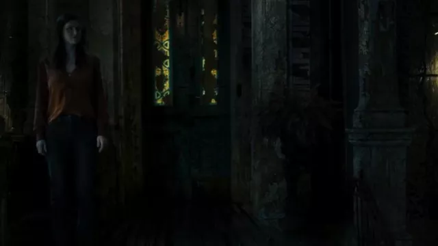 Camisa de Sezane Annira usada por el Dr. Rowan Fielding (Alexandra Daddario) como se ve en Mayfair Witches (T02E08)