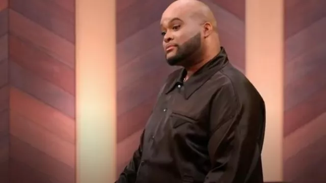 Fashion Nova Florence Veste courte en satin portée par James comme on le voit dans Ms. Pat Settles It (S02E01)