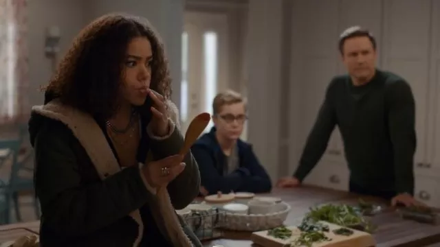 Bp. Coton matelassé et fausse peau lainée à capuche réversible porté par Virginia 'Ginny' Miller (Antonia Gentry) comme on le voit dans Ginny & Georgia (S03E01)
