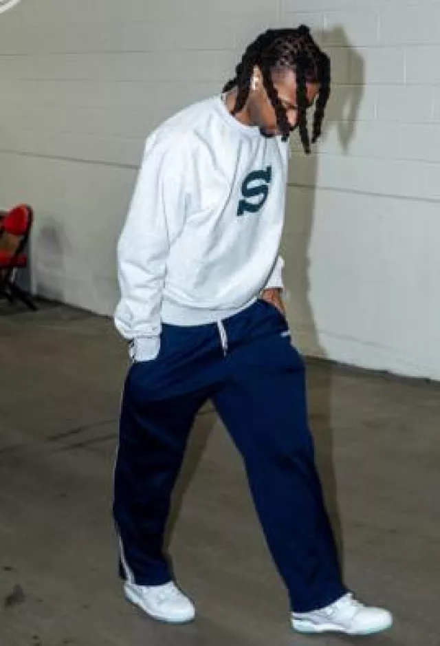 Sweat-shirt Stussy Light Grey & Navy S Logo porté par Darius Garland sur le compte Instagram @nbafashionfits