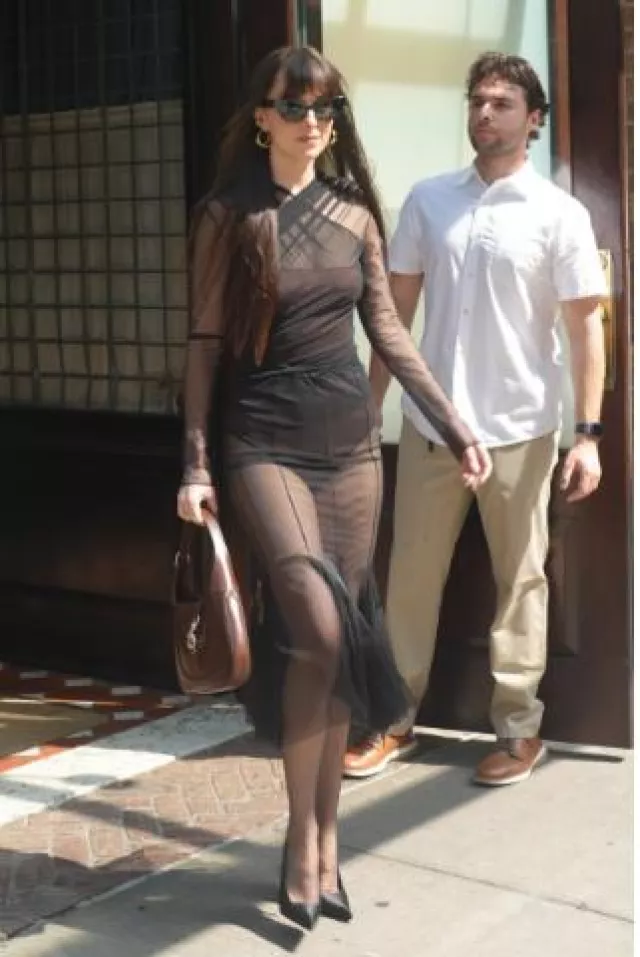 Nensi Dojaka Renee Tulle Recogido Cuerpo usado por Dakota Johnson en la publicación de Late Night with Seth Meyers el 5 de junio de 2025