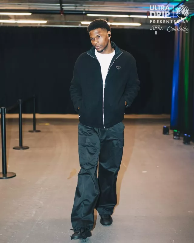Chaqueta reversible Prada Black Cashmere Triangle Logo usada por Anthony Edwards en la cuenta de Instagram @timberwolves