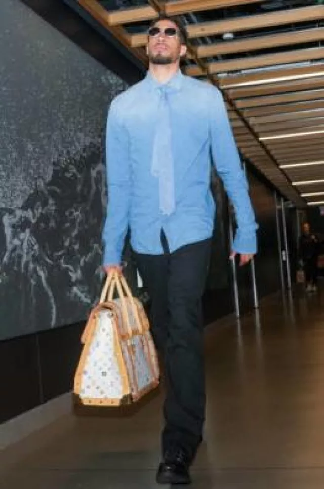 Cravate Prada en chambray bleu clair portée par Tyrese Haliburton sur le compte Instagram @pacers