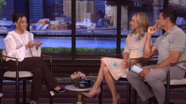 Blouse à volants en jersey blanc Tory Burch portée par Antonia Gentry comme on le voit en LIVE avec Kelly et Mark le 5 juin 2025