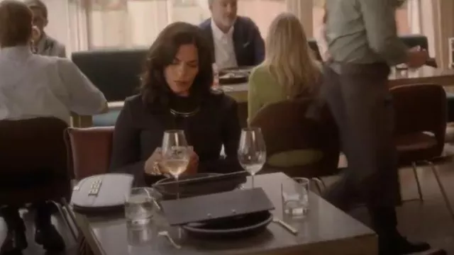 Bolso de mano Greca Goddess de Versace usado por Seema Patel (Sarita Choudhury) como se ve en And Just Like That... (S03E02)