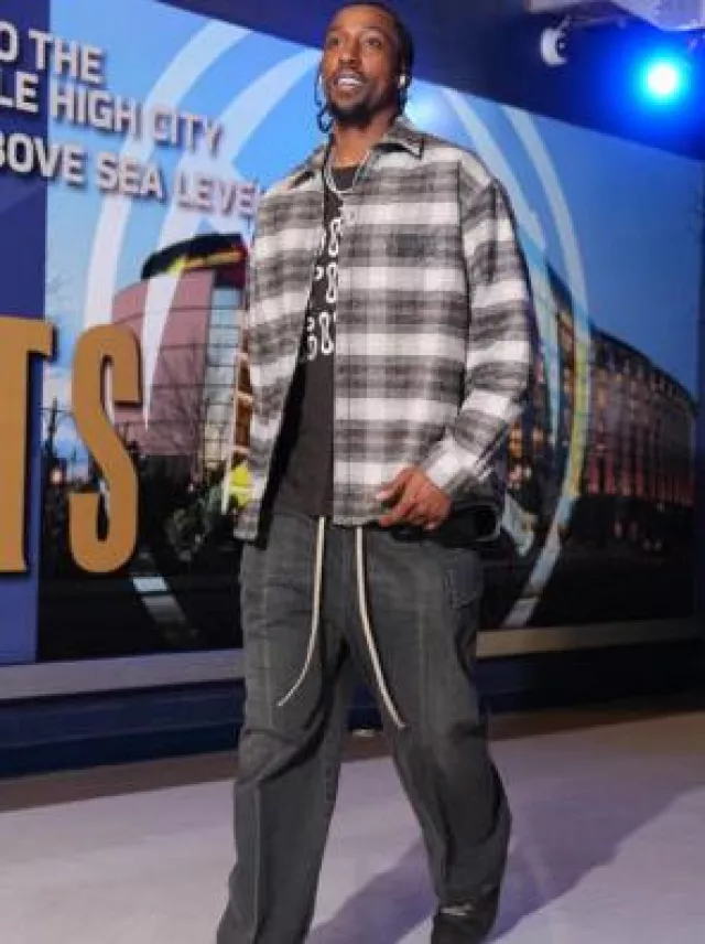Martine Rose Brown Plaid Compass Logo Overshirt portée par Kentavious Caldwell-Pope sur le compte Instagram @nbafashionfits
