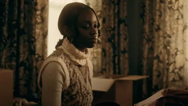 Top de cachemira de malla de Jean Paul Gaultier usado por Kiesha Williams (Birgundi Baker) como se ve en The Chi (S07E02)