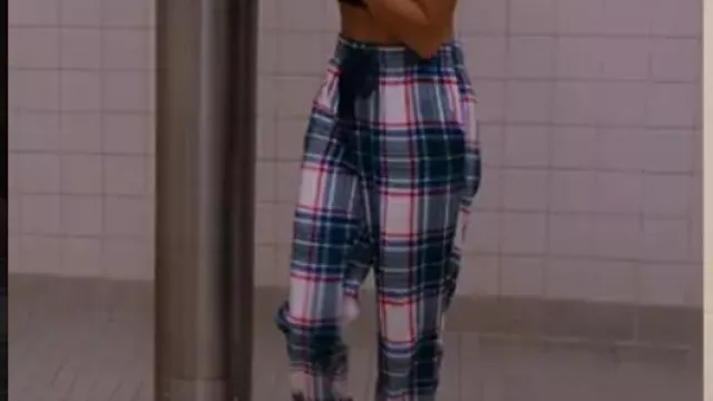 Pijama de franela a cuadros usado por Virginia 'Ginny' Miller (Antonia Gentry) en Ginny y Georgia (S01E03)