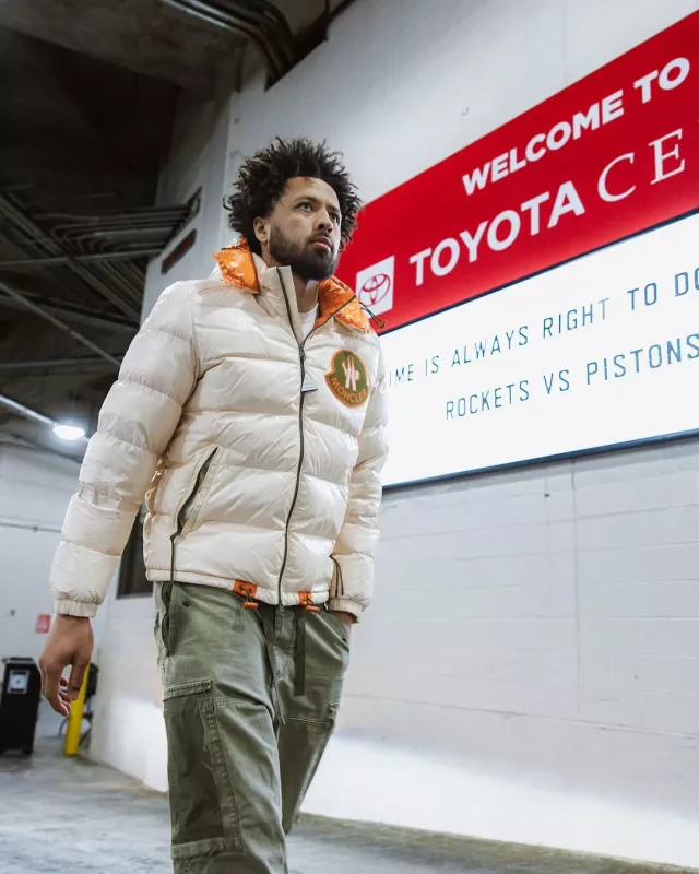 Moncler Veste en duvet Haggi crème et orange portée par Cade Cunningham sur le compte Instagram @detroitpistons