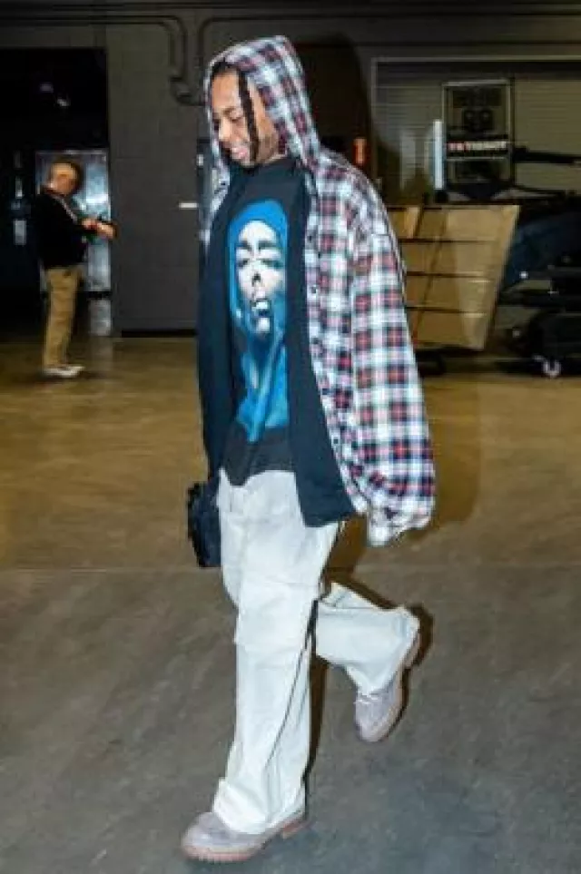 Surchemise en flanelle délavée rouge Balenciaga portée par Darius Garland sur le compte Instagram @cavs