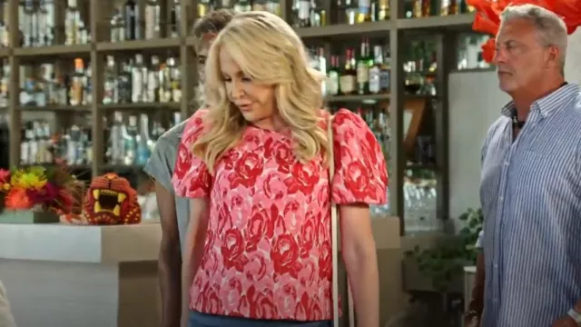 Tuckernuck Pomander Place Rose Jacquard Lyla Blusa usada por Shannon Beador como se ve en Love Hotel (S01E07)