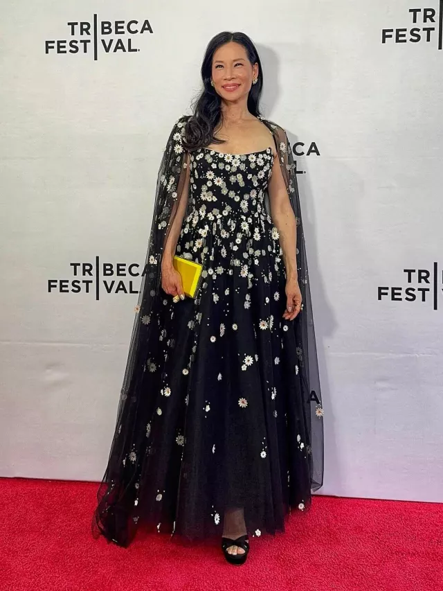 Monique Lhuillier Cape en tulle brodé Daisy portée par Lucy Liu au Festival du film de Rosemead Tribeca Première post le 6 juin 2025