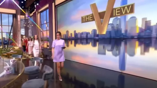 Jupe en similicuir superposée Simkhai Aubria portée par Sunny Hostin comme on le voit dans The View le 6 juin 2025
