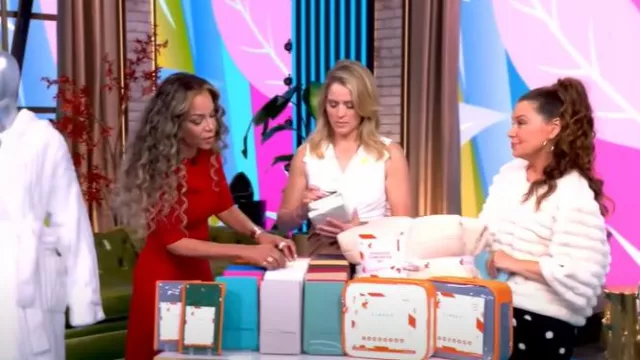 Bcbgmaxazria Faux Fourrure Shrug porté par Gretta Monahan comme on le voit dans The View le 9 juin 2025