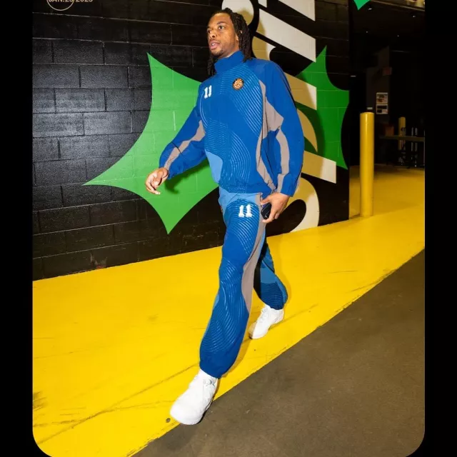 Veste de survêtement Supreme bleu marine avec logo S portée par Darius Garland sur le compte Instagram @cavs