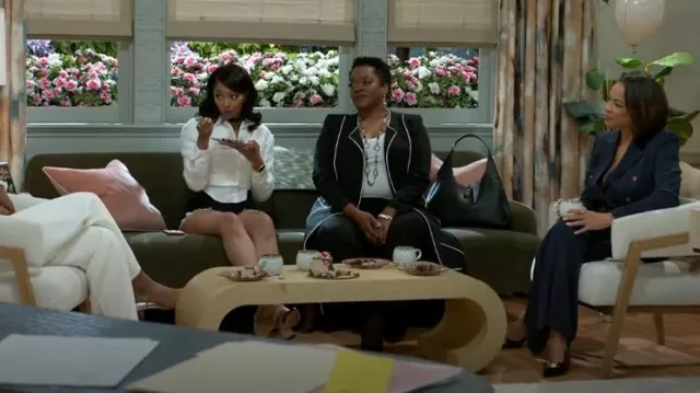 Bolso de hombro triangular de H&M usado por Mona Wilson (Karan Kendrick) como se ve en Beyond the Gates (S01E67)