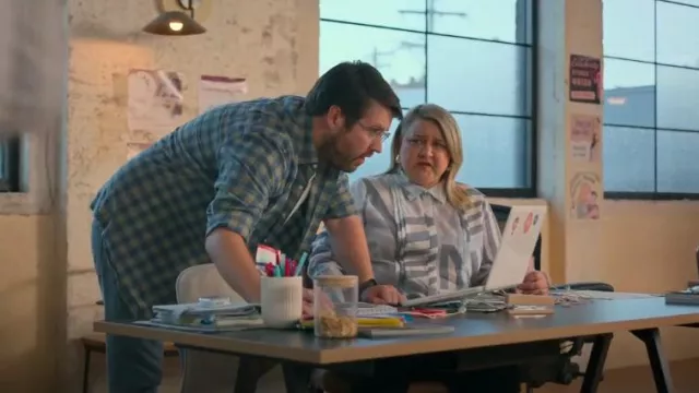 Camisa Basque Pintuck en Azul Polvuso usada por Penny (Bryony Skillington) como se ve en Strife (S02E08)