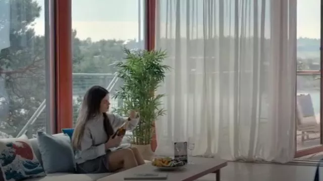 Robe Prada en maille de coton portée par Lollo Millkvist (Alva Bratt) comme on le voit dans Barracuda Queens (S02E05)
