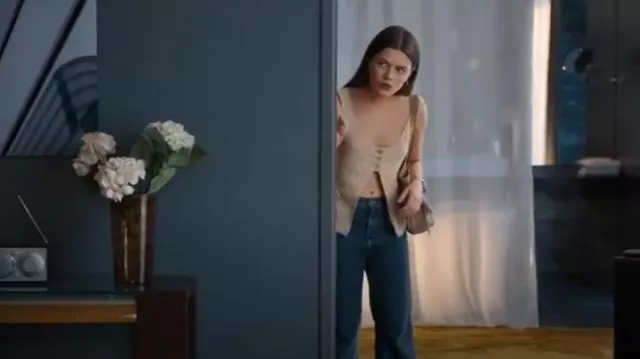 Bolso de mano Miu Miu usado por Lollo Millkvist (Alva Bratt) como se ve en Barracuda Queens (S02E06)