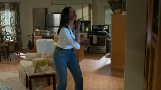 Jean express mid size medium flare porté par Dana « Leslie » Thomas (Trisha Mann-Grant) comme on le voit dans Beyond the Gates (S01E71)