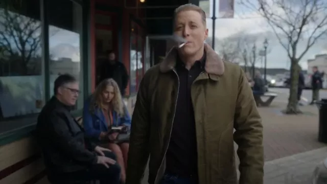 Iron Heart IHM-35-ODG Whipcord N1 Deck Jacket Verde Oliva usado por Harry Vanderspeigle (Alan Tudyk) como se ve en Resident Alien (S04E01)