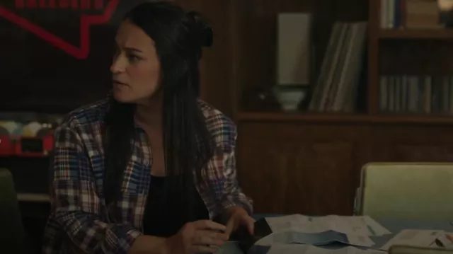 Camisa Sezane Max Cuadros de patchwork rojo y azul usada por Asta Twelvetrees (Sara Tomko) como se ve en Resident Alien (S04E01)