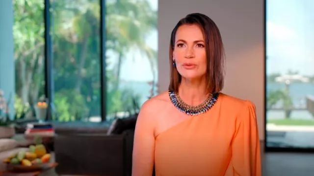 Asos Design One Shoulder Exagération Sleeve Maxi Dress In Bright Orange portée par Julia Lemigova comme on le voit dans The Real Housewives of Miami (S07E01)