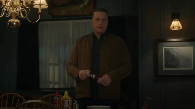 Veste Quiksilver Tarmac Lu Meah portée par Harry Vanderspeigle (Alan Tudyk) comme on le voit dans Resident Alien (S04E01)