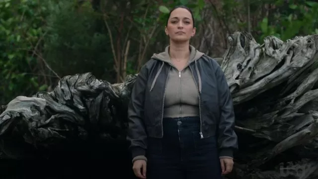 Chaqueta bomber corta de piel sintética lavada de Asos Design en negro usada por Asta Twelvetrees (Sara Tomko) como se ve en Resident Alien (S04E02)