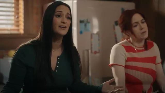 Camiseta Gap Modern Rib Henley usada por Asta Twelvetrees (Sara Tomko) como se ve en Resident Alien (S04E02)