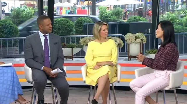 Michael Kors Chemise de pyjama en crêpe écrasé à médaillon clouté portée par Vicky Nguyen comme on le voit dans Today le 16 juin 2025
