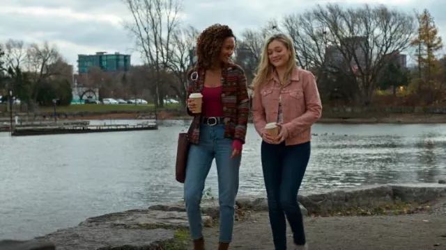 Identité True 90's Vintage Identity Southwestern Print Veste tissée portée par Sydney Shandon (Lindura) comme on le voit dans Sullivan’s Crossing (S03E08)