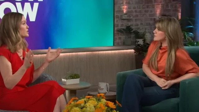 Haut Olympia Diane von Furstenberg en Orange Rust porté par Kelly Clarkson tel que vu dans The Kelly Clarkson Show le 12 juin 2025