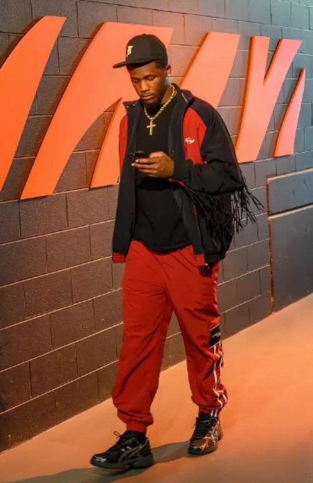 Martine Rose Veste de survêtement à franges rouge et noir portée par Tee Higgins sur le compte Instagram @bengals