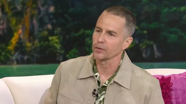 Camisa Les Deux Lesley Flower Tile Camp usada por Sam Rockwell como se vio en Today with Jenna & Friends el 17 de junio de 2025
