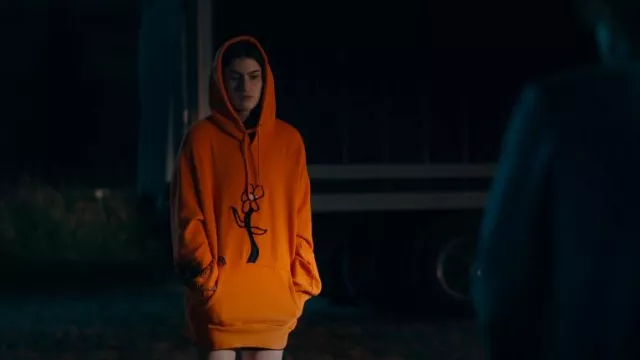 Desigual Floral Hoodie En Orange porté par Zero (Lilli Kay) comme on le voit dans Stick (S01E05)
