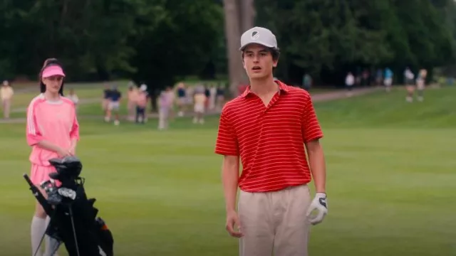 Polo de golf de secado rápido de corte regular para hombre Amazon Essentials usado por Santi (Peter Dager) como se ve en Stick (S01E05)