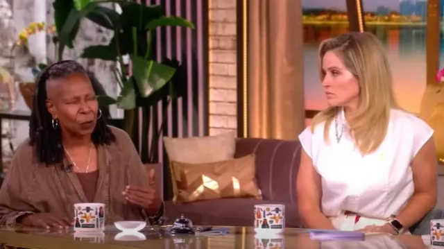 Top de manga corta TWP con cuello de cuentas usado por Sara Haines como se vio en The View el 18 de junio de 2025