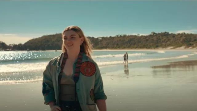Chaqueta utilitaria con ilustración de Scotch & Soda Patch usada por Bronte (Shannon Berry) como se ve en The Survivors (T01E01)
