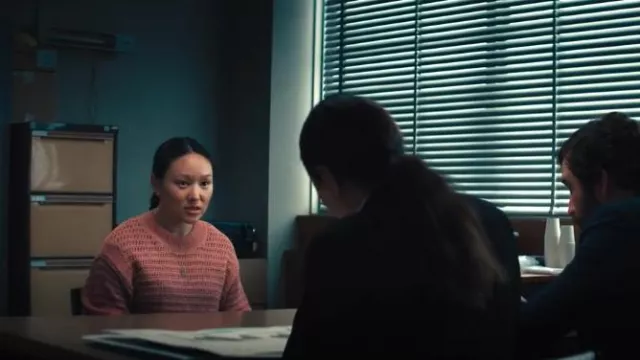 Scotch & Soda Degrade Multi-Color Pullover Pink Punch Melange usado por Mia Chang (Yerin Ha) como se ve en The Survivors (S01E02)
