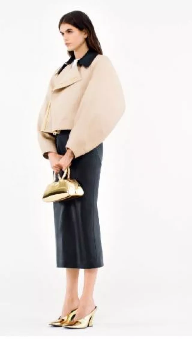 Los mules de tacón esculpidos de Givenchy usados por Kaia Gerber en la campaña de otoño de Givenchy el 11 de junio de 2025