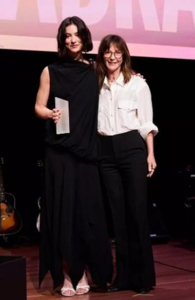 Sandales à bride arrière en cuir Manolo Blahnik Callasi portées par Gracie Abrams lors de la réunion annuelle de la National Music Publishers' Association post le 11 juin 2025