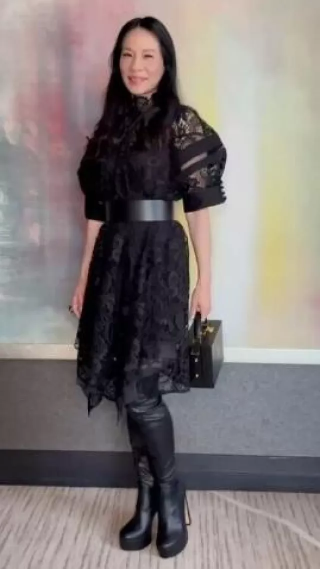3.1 Robe mouchoir en dentelle brodée Phillip Lim portée par Lucy Liu sur son post Instagram le 11 juin 2025